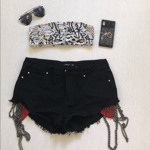 CHAIN DETAIL BLACK HIGH WAISTED DENIM SHORT. NEW
